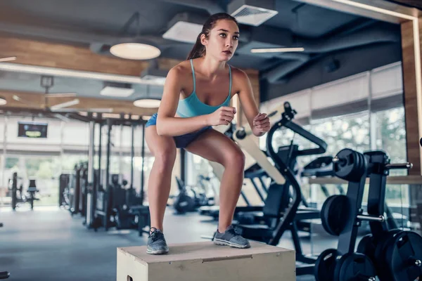 Sport kvinna i gym — Stockfoto