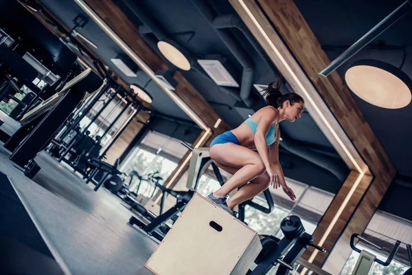 Mujer deportiva en el gimnasio —  Fotos de Stock