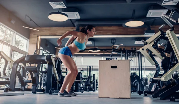 Sports woman in gym — Stock Photo, Image