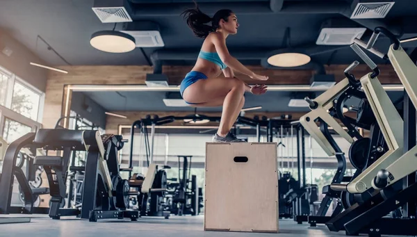 Sport kvinna i gym — Stockfoto