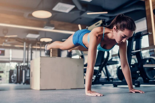 Sport kvinna i gym — Stockfoto