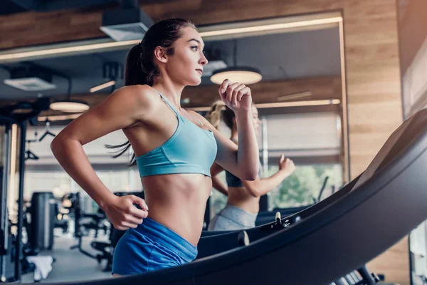 Deportes mujeres en el gimnasio — Foto de Stock