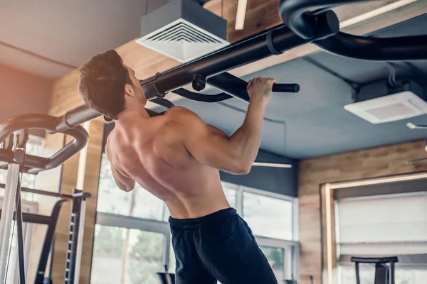 Uomo sportivo in palestra — Foto Stock