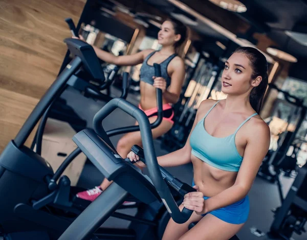 Mulheres de esportes no ginásio — Fotografia de Stock