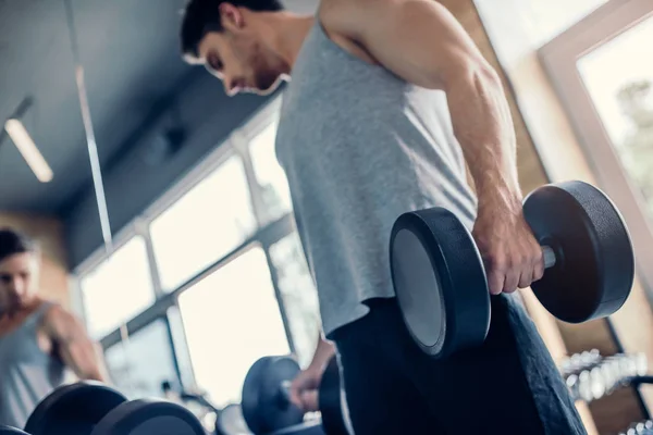 Uomo sportivo in palestra — Foto Stock