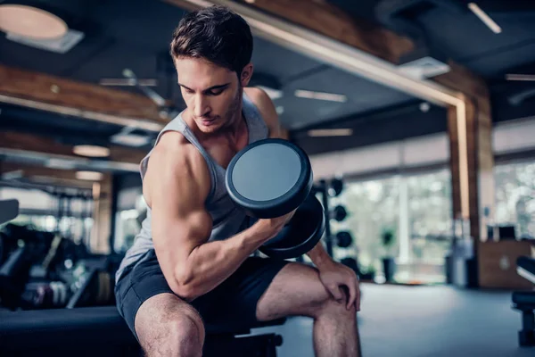 Uomo sportivo in palestra — Foto Stock