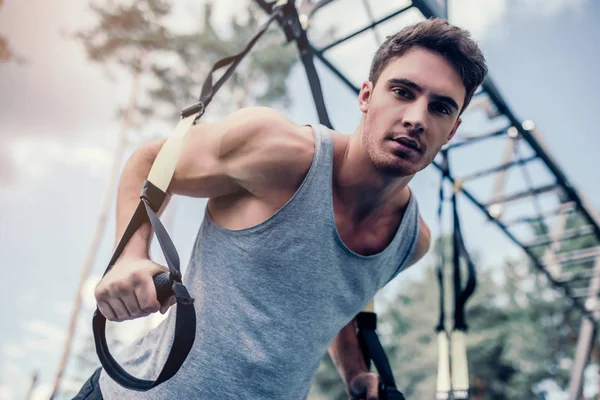 Entrenamiento de hombre con TRX — Foto de Stock