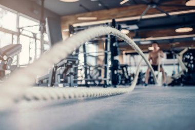 adam içinde jimnastik salonu