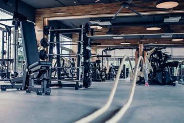 spor salonunda kadın