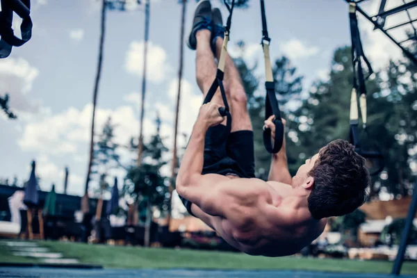 Homem de esportes em TRX — Fotografia de Stock