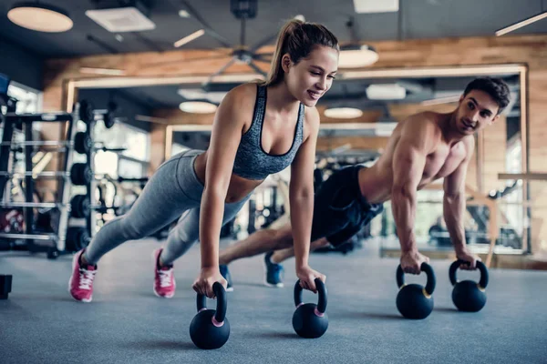 Couple en salle de gym — Photo