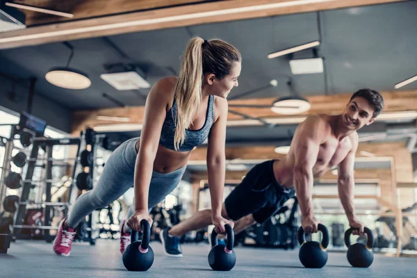 Paar in gym — Stockfoto