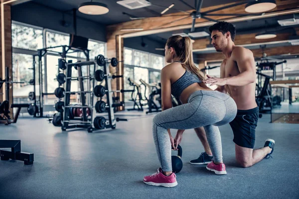 Pareja en gimnasio — Foto de Stock