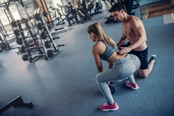 Couple en salle de gym — Photo