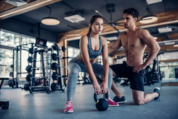 Paar in gym — Stockfoto