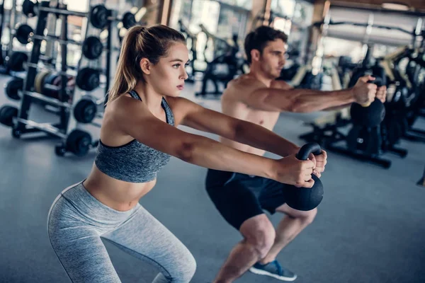 Paar im Fitnessstudio — Stockfoto