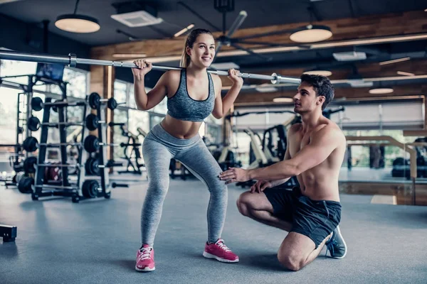 Paar im Fitnessstudio — Stockfoto