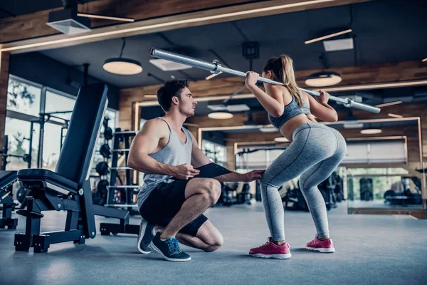 Paar im Fitnessstudio — Stockfoto