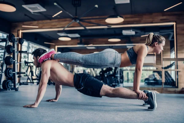 Couple en salle de gym — Photo