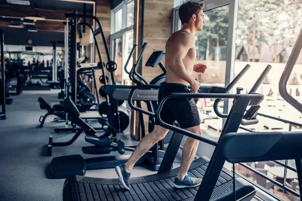 Uomo in palestra — Foto Stock