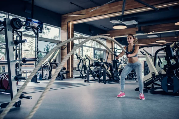 Frau im Fitnessstudio — Stockfoto