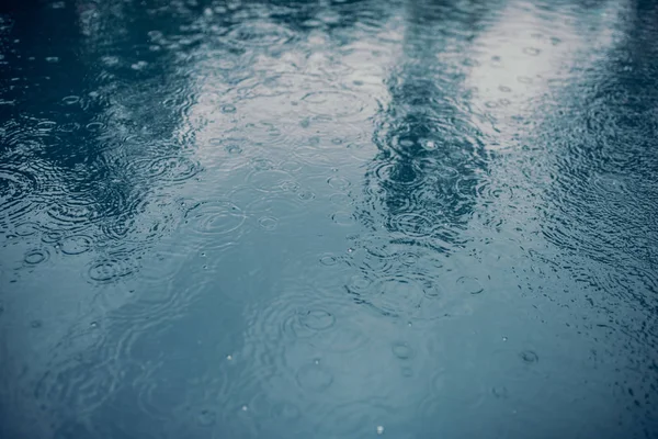 下雨时水表面. — 图库照片