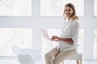 çalışan hamile kadın