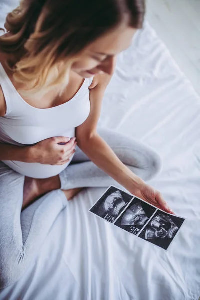 Pregnant in bed — Stock Photo, Image