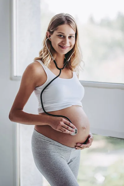 घरी गर्भवती महिला — स्टॉक फोटो, इमेज
