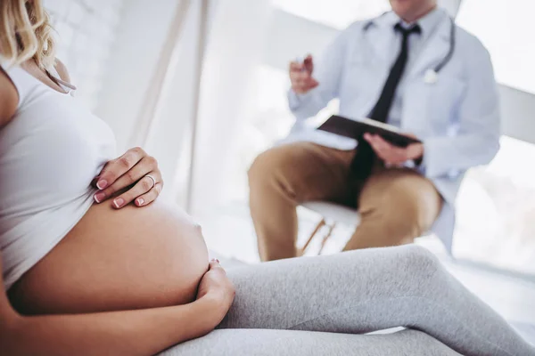 Mulher grávida com médico — Fotografia de Stock