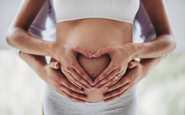 Donna incinta con marito — Foto Stock