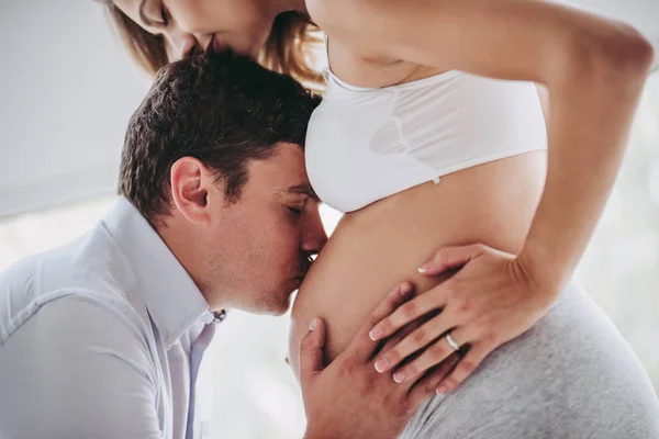 Těhotná žena s manželem — Stock fotografie