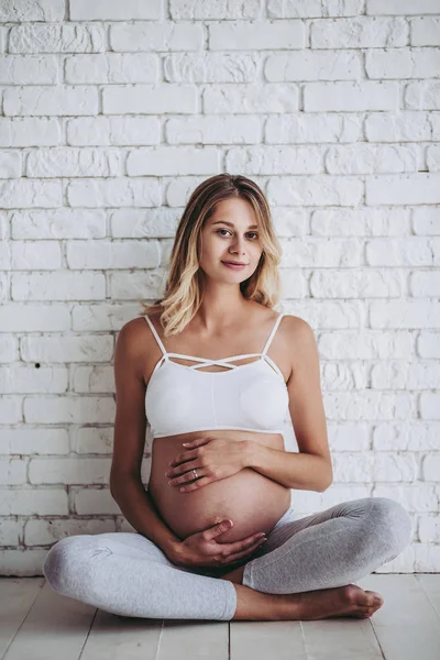 Mulher grávida isolada — Fotografia de Stock