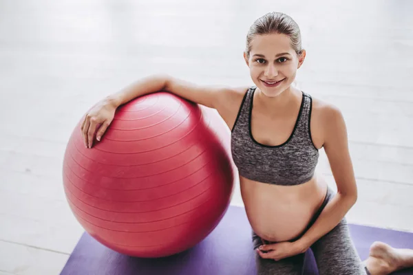 Exercício de mulher grávida — Fotografia de Stock