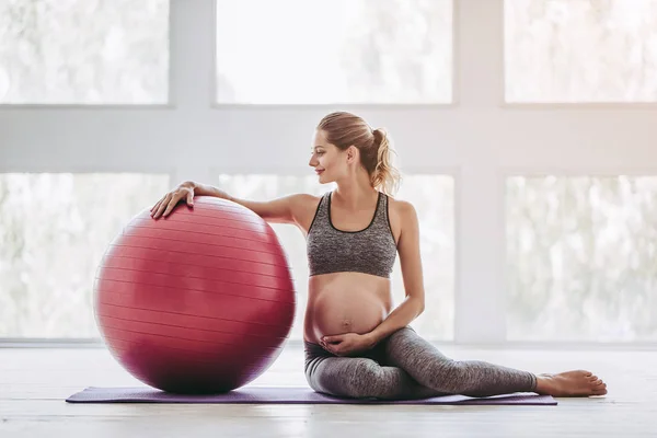 Exercício de mulher grávida — Fotografia de Stock