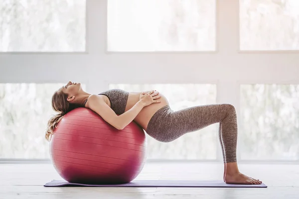 Exercício de mulher grávida — Fotografia de Stock