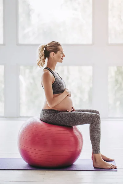 Exercício de mulher grávida — Fotografia de Stock