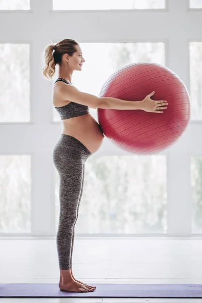 Exercício de mulher grávida — Fotografia de Stock