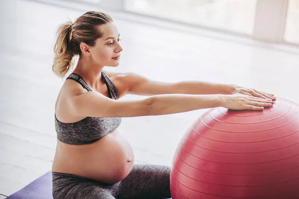 Exercício de mulher grávida — Fotografia de Stock