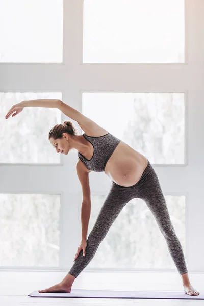 Gravid kvinna träning — Stockfoto