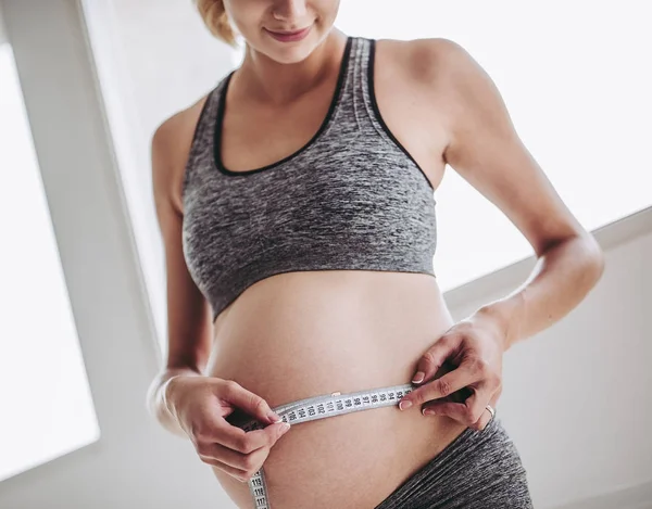 Entrenamiento de mujer embarazada — Foto de Stock