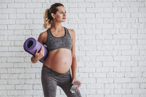 孕妇锻炼 — 图库照片