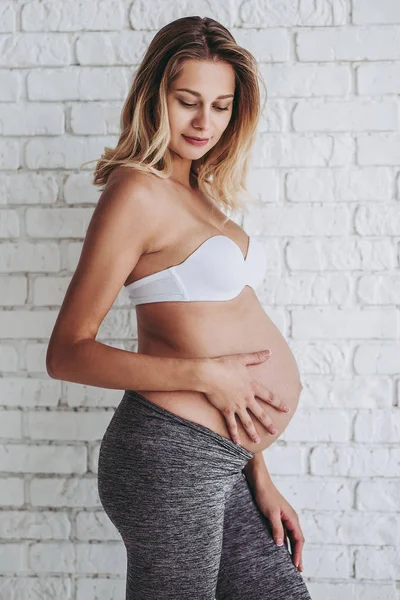 Mulher grávida no fundo branco — Fotografia de Stock