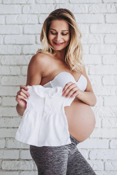Gravid kvinna på vit bakgrund — Stockfoto