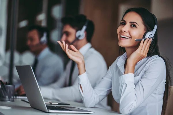 Trabalhadores de call center — Fotografia de Stock