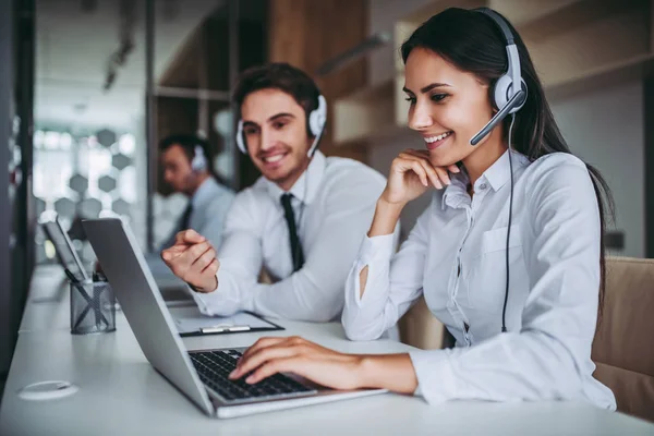 Trabalhadores de call center — Fotografia de Stock