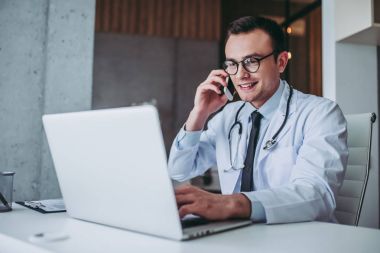 genç yakışıklı doktor