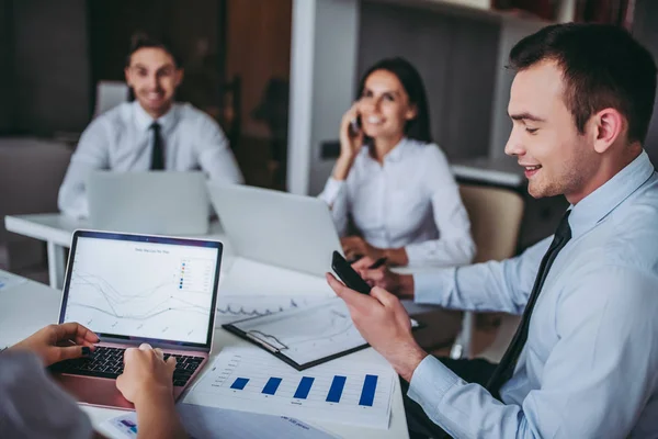 Trabajar en la oficina — Foto de Stock