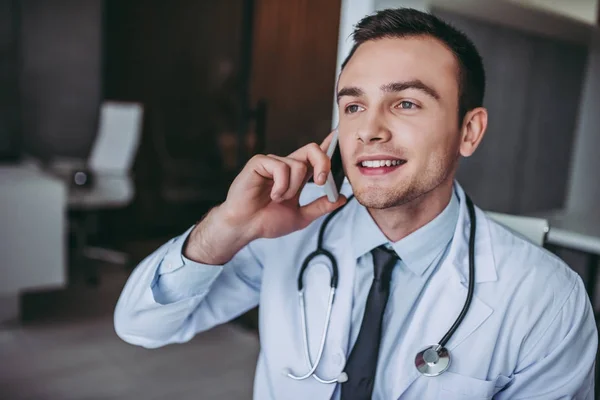 Joven médico guapo —  Fotos de Stock