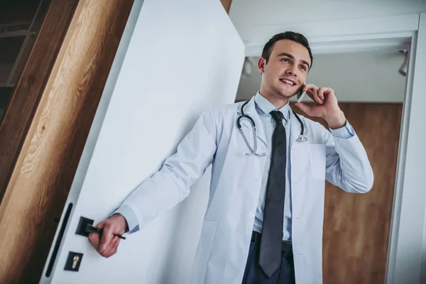 Joven médico guapo — Foto de Stock